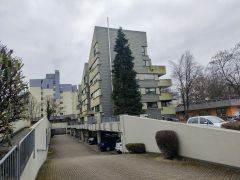 Abfahrt zur Tiefgarage und Hauseingang